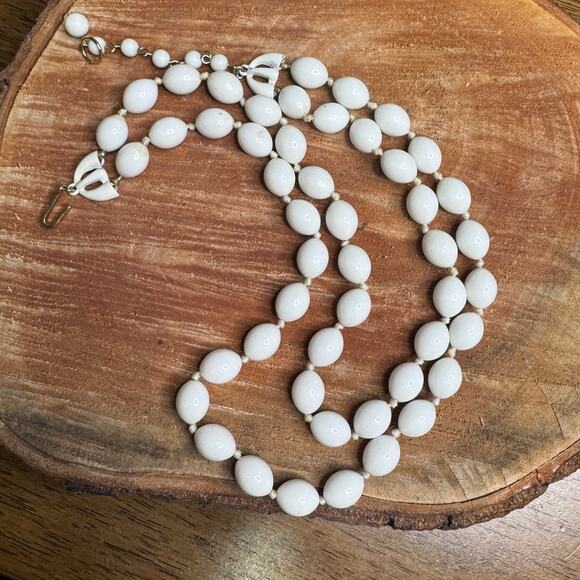 Vintage Dual Strand White Lucite Necklace Trifari - Picture 3 of 3